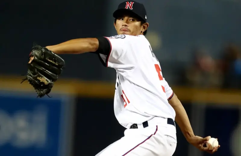 ▲味全龍總教練葉君璋賽前透露，黃暐傑上週五18日已經投完Live BP，狀況很不錯，球速最快已經來到148公里，也展示多款武器球，給予他4到5星好評，但葉總也強調，黃暐傑因大傷缺陣許久未實戰，狀態應該會比較不穩定。（圖／美聯社／達志影像）