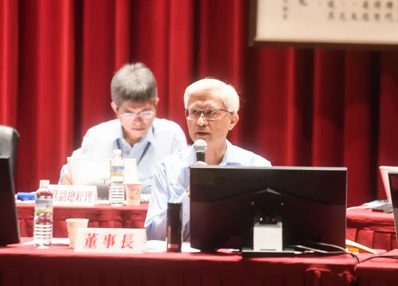 ▲黃建智分析今年2月美國宣布對所有美國進口之鋼鋁產品均課徵25%關稅，另因俄烏停戰露出曙光帶動需求回升，推動國際鋼價走升，鋼市曾出現反轉契機，中鋼也掌握鋼市短暫復甦，接單狀況符合預期。（圖／中鋼提供）