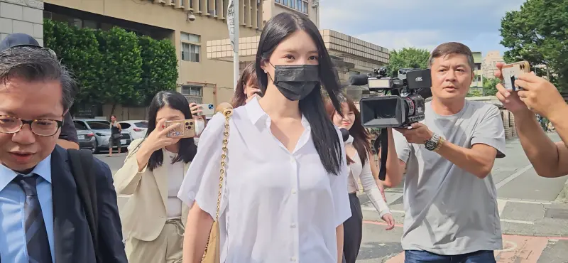 ▲藝人王大陸女友闕沐軒涉嫌違反個資法出庭，聽到記者問她王大陸花300多萬閃兵是不是怕兵變，忍不住笑了。（圖／記者劉松霖攝）