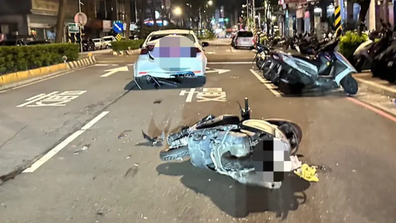 ▲板橋一輛Uber未靠邊載客，後方機車猛撞倒地騎士昏迷。（圖／警方提供）