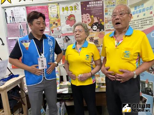 ▲中山醫大推動唱歌練喉肌力課程，志工陳志翔一個口令一個動作，帶領阿公阿媽透過唱歌練喉肌力。（圖／記者金武鳳攝，2025.6.19)