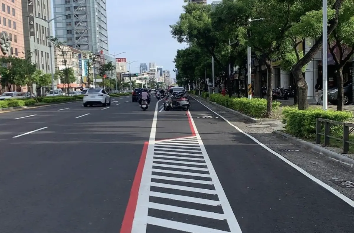 ▲高雄市博愛一路今年2月新設自行車道的設計，日前遭台灣民眾黨高雄市黨部批評「魔幻」，沒想到貼文一出，反被網友打臉根本是歐美常見的保護型道路規劃。（圖／取自民眾黨高市黨部Threads）