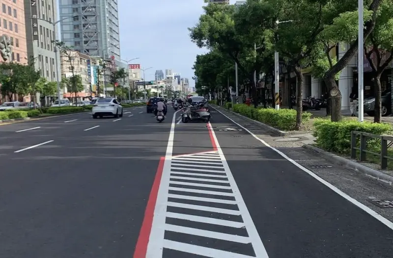 ▲高雄市博愛一路今年2月新設自行車道的設計，日前遭台灣民眾黨高雄市黨部批評「魔幻」，沒想到貼文一出，反被網友打臉根本是歐美常見的保護型道路規劃。（圖／取自民眾黨高市黨部Threads）