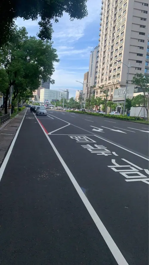 ▲高雄博愛路保護自行車車道（圖／取自民眾黨高市黨部Threads）