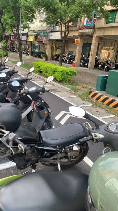 ▲高雄博愛路保護自行車車道（圖／取自民眾黨高市黨部Threads）