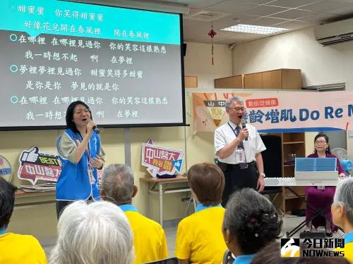 ▲中山醫大首創唱歌練喉肌力，今日舉辦成果發表會，校長黃建寧當場秀一曲甜蜜蜜，阿公阿媽熱情唱喝。（圖／記者金武鳳攝，2025.6.19)