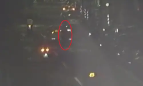 ▲機車追撞Uber導致後輪騰空、騎士重摔在地。（圖／警方提供）