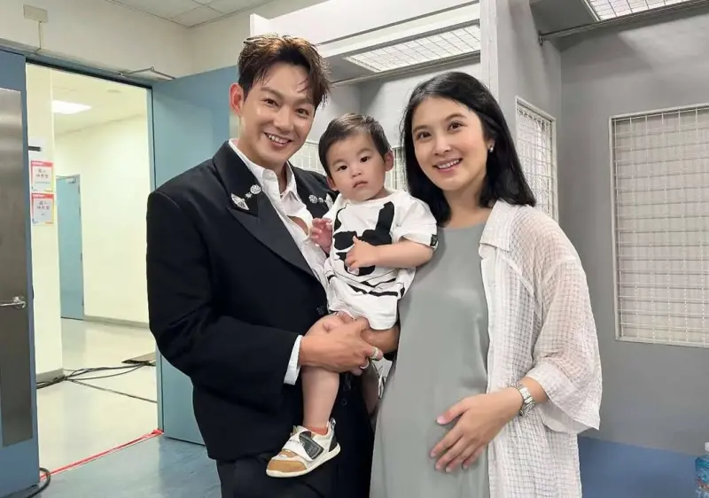 ▲威廉（左）爆出閃兵案，妻子卓君澤（右）時隔1個月首度在社群露面，挺9月大孕肚現身主播台。（圖／卓君澤IG）