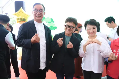 ▲「羅布森圖書館」動土典禮，麗明營造董事長吳春山（左起）、羅布森董事長汪世旭、市長盧秀燕(圖／市政府提供2025.6.19)