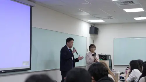 永續時尚教育 嶺東時經系攜手LaLaport深化ESG導向產學合作 ▲日本營運推進部營運課森合 鄉舟經理(左)與LaLaport台中副總經理徐柏月店長(右)講評。(圖/嶺東科大提供)