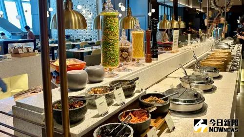 ▲「貳陸日全食」自助餐區的料理從在地風味到異國元素應有盡有。（圖／記者陳美嘉攝，2025.06.19）