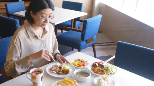 ▲「纖氣飄飄養成計畫」住房專案，內容含自助式早餐、Cozzi THE Roof餐廳輕食沙拉吧等多重好禮。（圖／和逸飯店·高雄中山館提供）