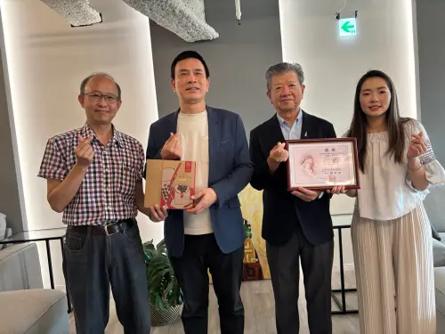 ▲合和集團創辦人李丞軒（左二）力挺基金會，基金會致贈感謝狀。（圖／記者金武鳳攝，2025.6.19)