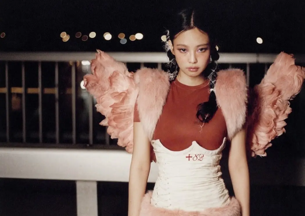 ▲Jennie（如圖）接棒BLACKPINK成員Rosé、Lisa上節目挑戰吃辣，直接辣到爆走崩潰，還說要推薦自己的「吃辣師傅」Jisoo來。（圖／Jennie IG）