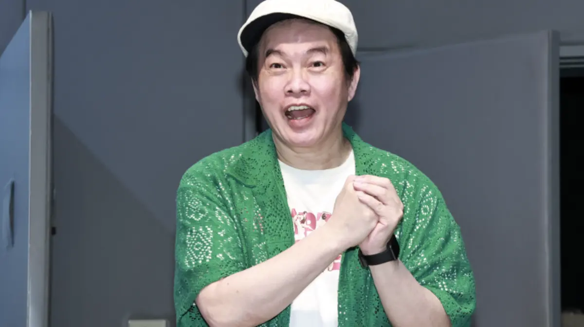 ▲58歲藝人康康（如圖）今（19）日與胡瓜、翁立友等出席《鑽石舞台之夜》演唱會彩排記者會，路途中險遭車子撞上，驚魂未定地喊：「真的要早點分遺產！差點變新聞頭條。」（圖／記者吳翊緁攝影）