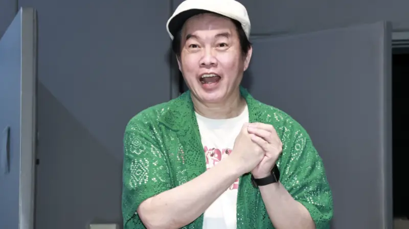 ▲58歲藝人康康（如圖）今（19）日與胡瓜、翁立友等出席《鑽石舞台之夜》演唱會彩排記者會，路途中險遭車子撞上，驚魂未定地喊：「真的要早點分遺產！差點變新聞頭條。」（圖／記者吳翊緁攝影）