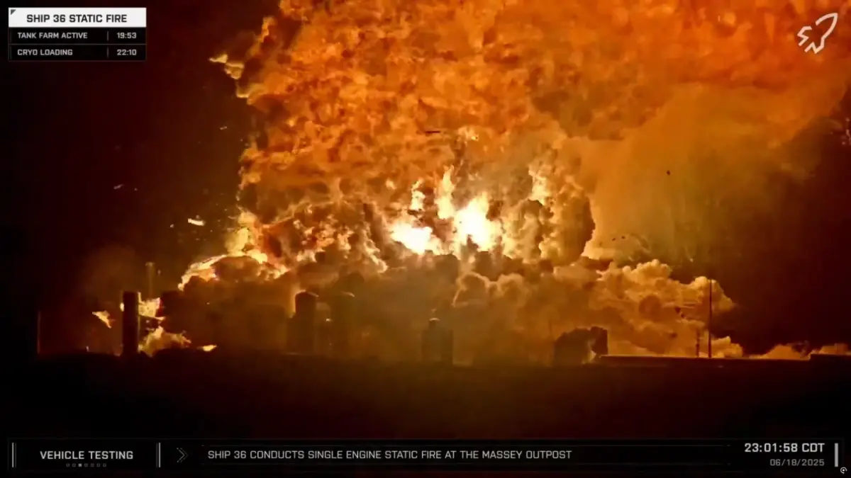 ▲SpaceX的星艦（Starship）上級火箭在美國中部時間週三晚間，在德州的「星際基地」（Starbase）進行地面發動機點火測試時，突然爆炸，整個火箭被燒成一顆大火球。（圖／翻攝自Ｘ／LabPadre）