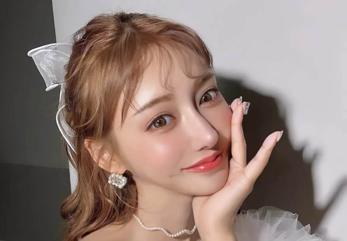 ▲THE BOYZ前成員周鶴年爆出跟明日花綺羅（如圖）性交易，但他全盤否認，連老闆MC夢也突然被扯出，外界猜測案情不單純。（圖／明日花綺羅 IG）