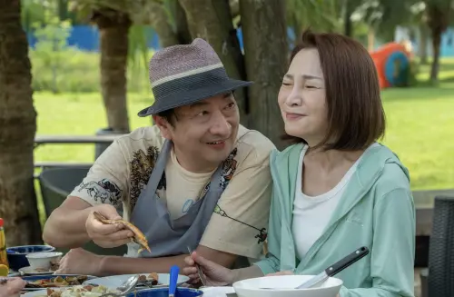 ▲九孔（左）親自下廚料理「涼拌九孔」，結果張瓊姿（右）吃完後聲音立刻沙啞。（圖／東森綜合台提供）