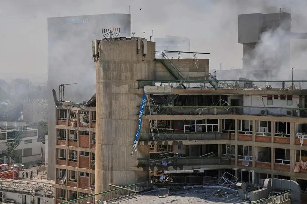 ▲以色列南部貝爾謝巴（Beer Sheba）的索羅卡醫院（Soroka）19日遭到飛彈擊中，醫院建物明顯受損，院長表示當時在院內的病人至少有40人因而受傷。（圖／美聯社／達志影像）