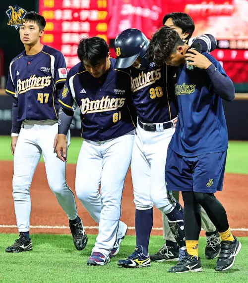 江坤宇跑壘意外扭傷,在隊友、防護員攙扶下退場。(圖/中信兄弟提供) ▲江坤宇跑壘意外扭傷,在隊友、防護員攙扶下退場。(圖/中信兄弟提供)