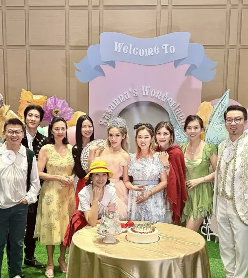 ▲蕭亞軒（右五）出席蔣雅淇聚會，童話造型吸睛，久違與王力宏（左二）同框，畫面話題十足。