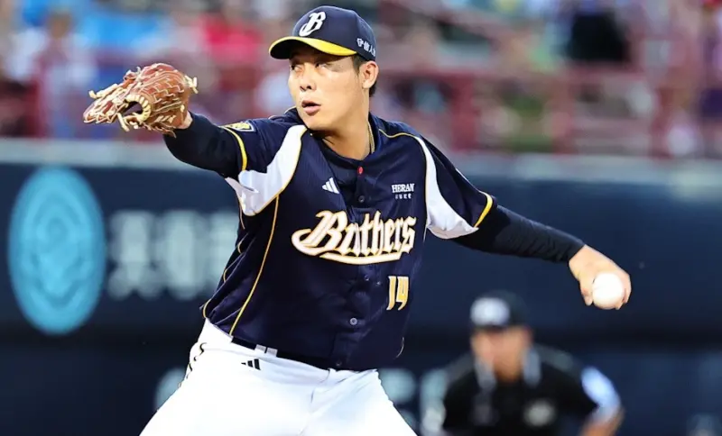 ▲中信兄弟先發左投魏碩成在黃衫軍戰績關鍵期，先發繳出5局無失分，球隊終場5：1送給味全龍2連敗，賽後他也透露賽前與領隊的小玩笑。（圖／中信兄弟提供）