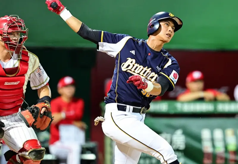 ▲中信兄弟今（19）日客場挑戰味全龍，面對味全龍本土王牌徐若熙，中信兄弟打線再度有所建樹，敲出6安打攻下3分，除了高宇杰3安猛打賞之外，年輕強打岳政華（右）也有關鍵安打貢獻。（圖／中信兄弟提供）