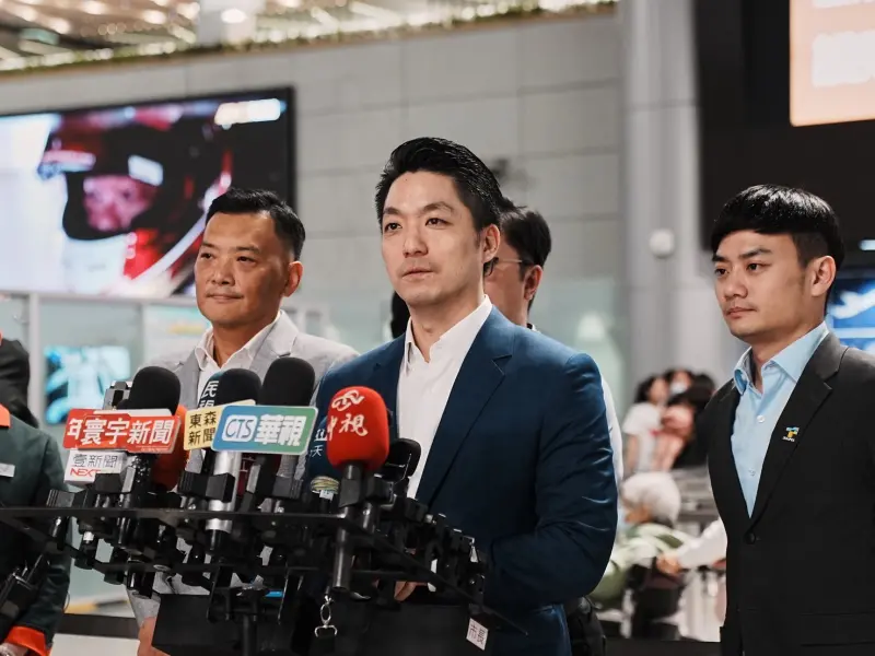 ▲台北市長蔣萬安今（19）晚率團搭機前往巴黎參加全球城市論壇。（圖／台北市政府提供）