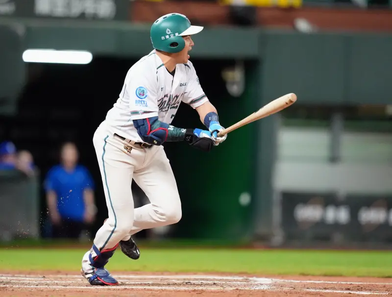 ▲台鋼雄鷹吳念庭單場敲出3支安打，演出猛打賞，助隊以5：2退富邦悍將。（圖／台鋼雄鷹提供）