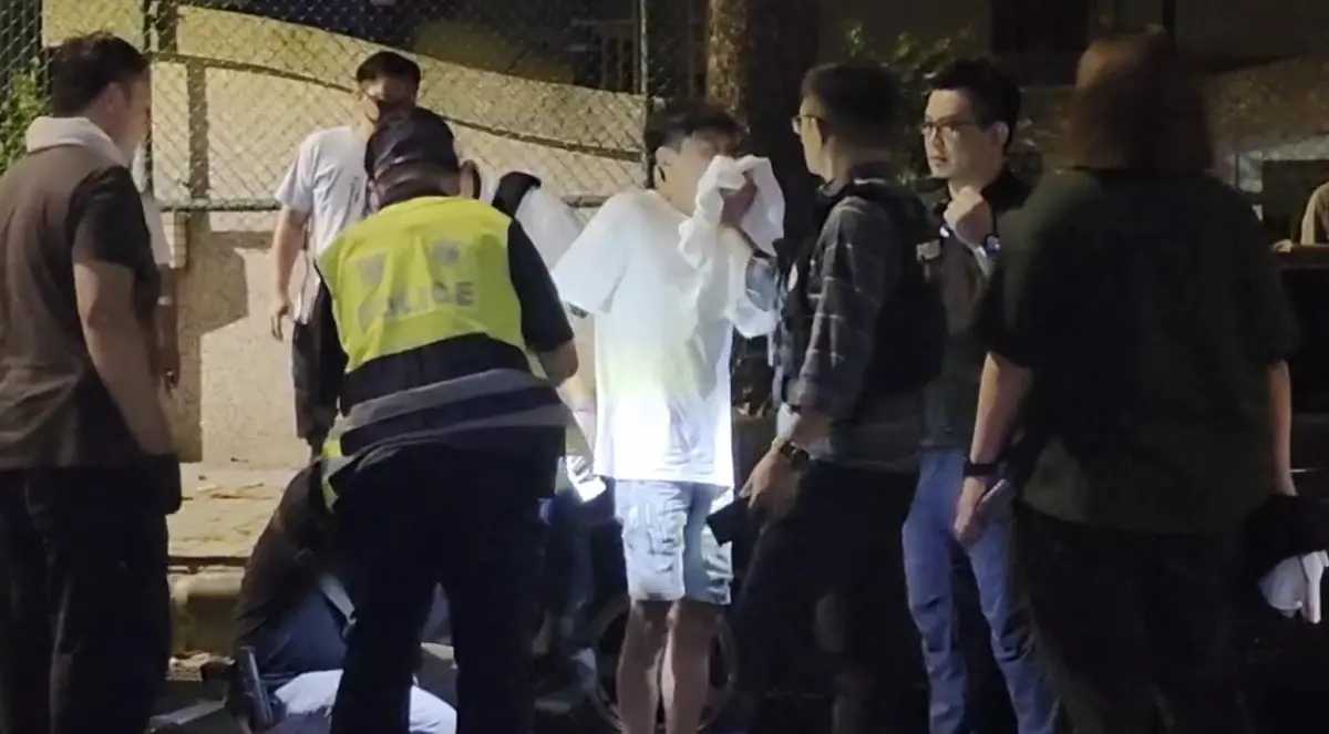 ▲警方拿陳男衣服要幫他擦鼻血，但被拒絕。（圖／江和樹提供，2025.06.19）