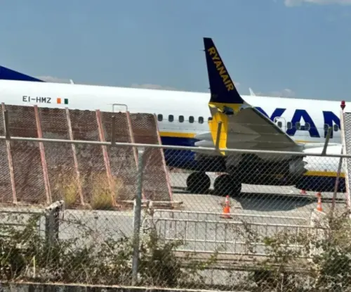 ▲機翼受損。（圖／翻攝自地鐵報）