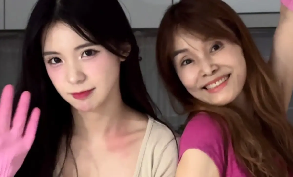 ▲李多慧（左）和媽媽（右）一起跳網路熱門夯曲〈大展鴻圖〉，兩人在家中還換上「台式睡褲」，超級吸睛。（圖／李多慧IG）