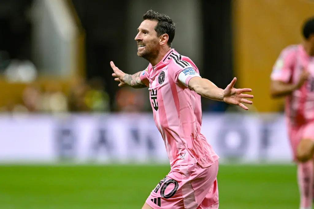 ▲2025年國際足總俱樂部世界盃（FIFA Club World Cup）A組小組賽第二輪，國際邁阿密對上波圖，上半場踢完國際邁阿密0：1落後，下半場先是靠著Telasco Segovia的進球追平，隨後梅西自由球破門，幫助國際邁阿密終場以2：1爆冷擊敗波圖。（圖／美聯社／達志影像）