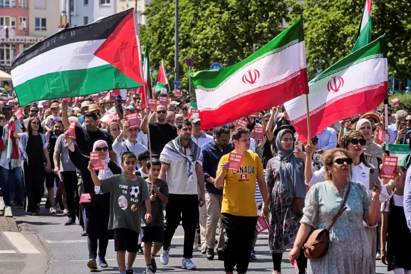 ▲以色列對伊朗發動攻擊，相關爭端也往外各處蔓延。圖為德國抗議以色列、聲援伊朗跟巴勒斯坦的遊行。（圖／美聯社／達志影像）