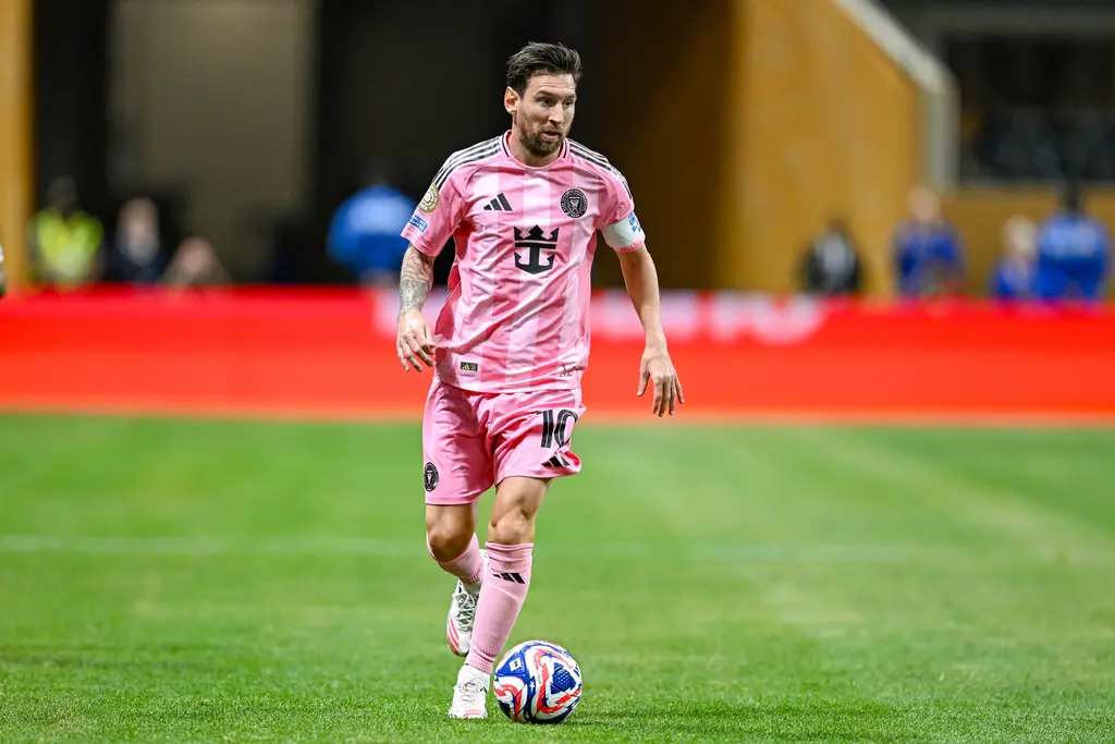 ▲2025年國際足總俱樂部世界盃（FIFA Club World Cup）梅西（Lionel Messi）今（20）日率領國際邁阿密逆轉擊敗波圖，賽後他罕見談起他與C羅的關係，梅西坦言他非常欽佩C羅的生涯成就，兩人雖算不上朋友，但總是互相尊重。（圖／美聯社／達志影像）