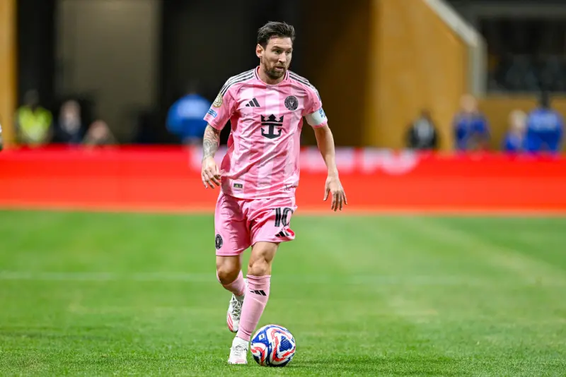 ▲2025年國際足總俱樂部世界盃（FIFA Club World Cup）梅西（Lionel Messi）今（20）日率領國際邁阿密逆轉擊敗波圖，賽後他罕見談起他與C羅的關係，梅西坦言他非常欽佩C羅的生涯成就，兩人雖算不上朋友，但總是互相尊重。（圖／美聯社／達志影像）