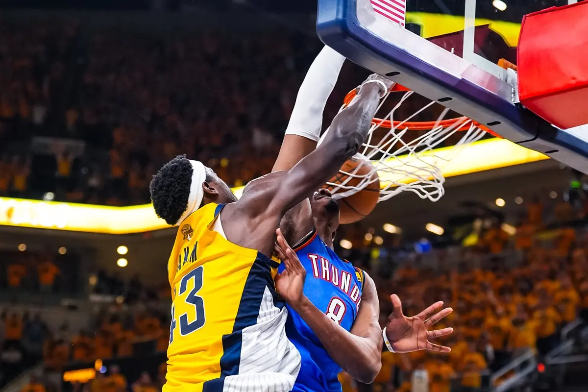 ▲印第安納溜馬打出本系列最具代表性的一波進攻，也許更是本季最精彩的一球。第二節末段，Tyrese Haliburton在一次轉換快攻中使出絕技——一記不看人傳球（no-look pass），球如精準制導般送到切入禁區的Pascal Siakam手中，後者毫不猶豫，迎著防守者Jalen Williams 直接起飛扣籃。（圖／取自印地安納溜馬X）