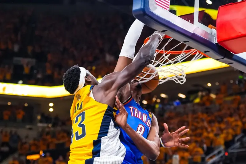 ▲印第安納溜馬打出本系列最具代表性的一波進攻，也許更是本季最精彩的一球。第二節末段，Tyrese Haliburton在一次轉換快攻中使出絕技——一記不看人傳球（no-look pass），球如精準制導般送到切入禁區的Pascal Siakam手中，後者毫不猶豫，迎著防守者Jalen Williams 直接起飛扣籃。（圖／取自印地安納溜馬X）