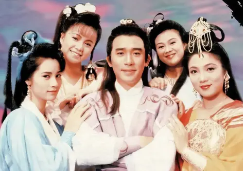 ▲鄭艷麗（左一）出道沒多久就在金庸武俠劇《俠客行》成為女主角之一，和梁朝偉（中）配對。（圖／摘自TMDB）