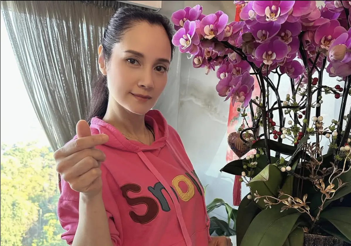 ▲三級片女神鄭艷麗即將過55歲生日卻近況淒涼，不但曾患厭食症暴瘦，工作並不順利，近日又面臨媽媽去世的傷痛，哀喊：「家裡現在剩我一個人」。（圖／摘自 IG@constance_trinh39688）