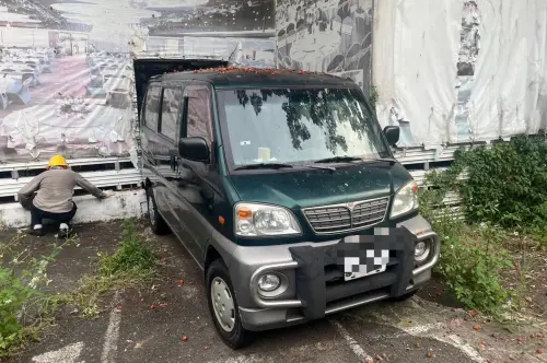 ▲台電莫名揹黑鍋，技術人員在歇業的日料餐廳前尋找斷電原因。（圖／警方提供，2025.06.20）