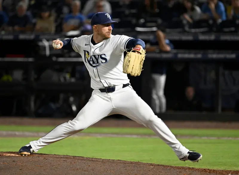 ▲MLB坦帕灣光芒今（20）日主場對上巴爾的摩金鶯，光芒投手Hunter Bigge因進入傷兵名單，而在場邊觀戰，沒想到在7局上遭界外球直擊，最終被擔架抬出場。（圖／美聯社／達志影像）