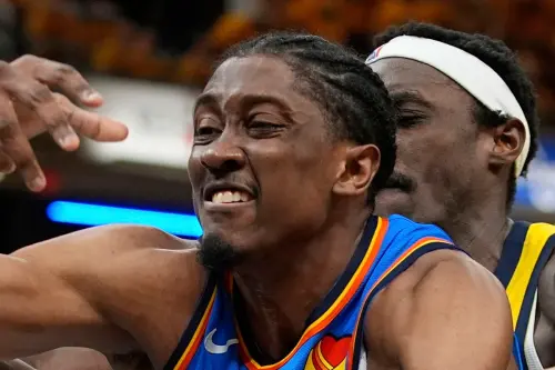 奧克拉荷馬雷霆在客場以91:108慘敗給印第安納溜馬,讓系列賽戰成3:3平手。原本有機會在本場捧盃的雷霆,表現卻全面崩潰,尤其是上一場攻下40分的Jalen Williams,本場正負值竟跌至驚人的「-40」,刷新NBA總冠軍賽史上單場最低紀錄。 ▲奧克拉荷馬雷霆在客場以91:108慘敗給印第安納溜馬,讓系列賽戰成3:3平手。原本有機會在本場捧盃的雷霆,表現卻全面崩潰,尤其是上一場攻下40分的Jalen Williams,本場正負值竟跌至驚人的「-40」,刷新NBA總冠軍賽史上單場最低紀錄。(圖/美聯社/達志影像)