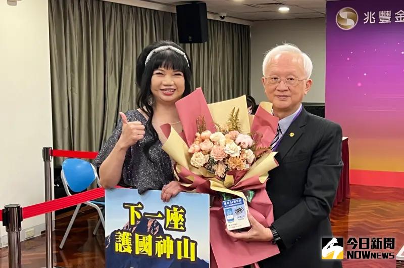 ▲兆豐金控今（20）日召開114年股東常會，通過每股配發現金股利1.6元，創5年新高，有小股東獻花給董事長董瑞斌，大讚兆豐金是「金融護國神山」。（圖／記者顏真真攝）