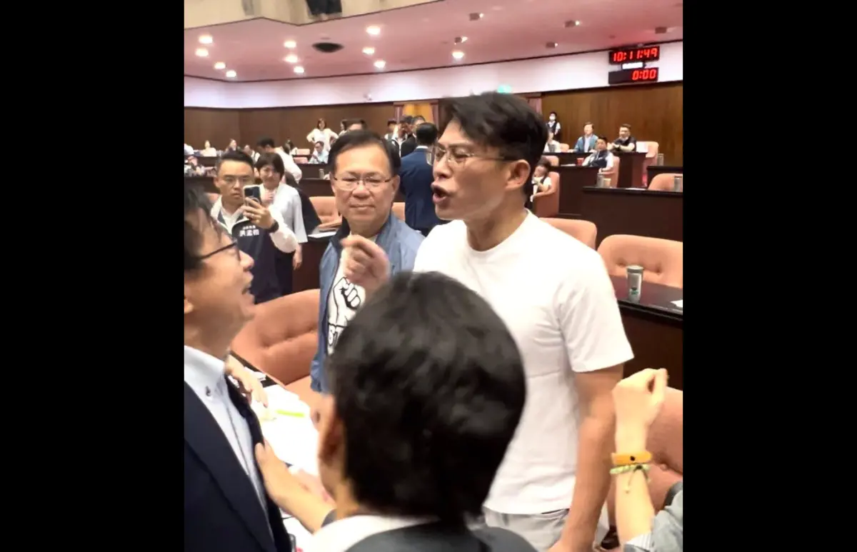 ▲黃國昌、郭國文上午互嗆，引起立委關注、上前勸阻。（圖／郭昱晴臉書）