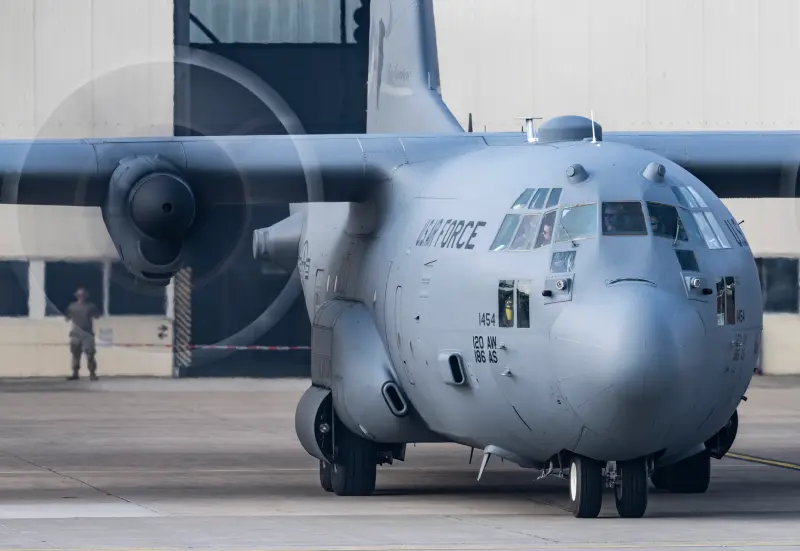 ▲美軍卡達空軍基地悄悄撤出近40架戰機,當中包含C-130「大力神」運輸機。圖為美國C-130大力神運輸機示意圖。(圖/美聯社/達志影像)
