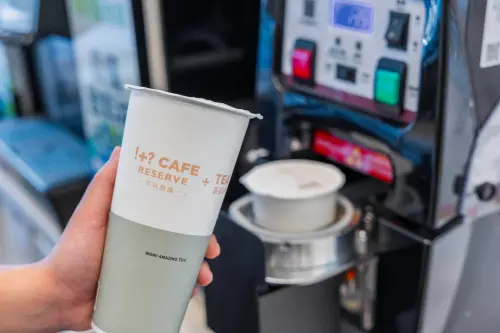 「!+? CAFE RESERVE+TEA不可思議茶Bar」首家街邊型旗艦店,開幕優惠買一送一。(圖/7-11提供) ▲「!+? CAFE RESERVE+TEA不可思議茶Bar」首家街邊型旗艦店,開幕優惠買一送一。(圖/7-11提供)