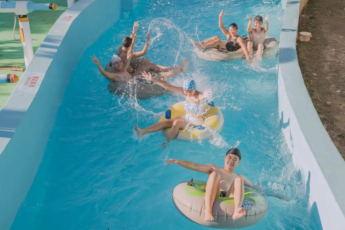 ▲六福水樂園宣告6月21日夏至當天開園，包含激流勇士、僅6度C的冰凍滑道等設施都將展開，官網線上商城購買六福水樂園門票，享599元優惠價。（圖／六福村提供）