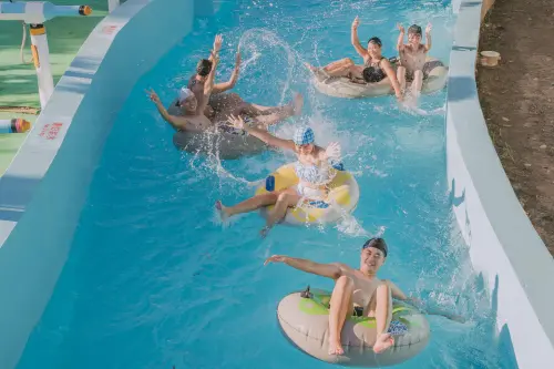 ▲六福水樂園宣告6月21日夏至當天開園，包含激流勇士、僅6度C的冰凍滑道等設施都將展開，官網線上商城購買六福水樂園門票，享599元優惠價。（圖／六福村提供）